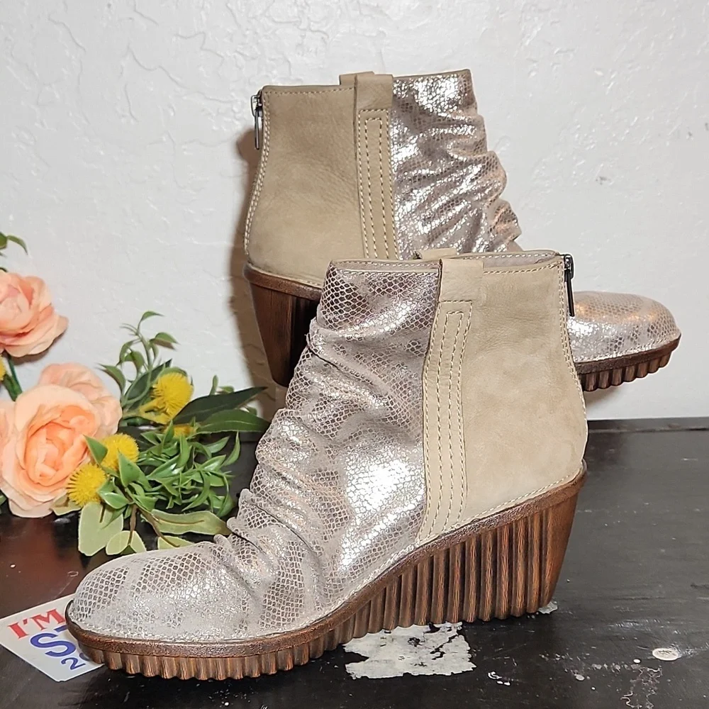 BIONICA Womens Destiney Stone Gold Reptile Embossed Wedge 8.5M Nwot